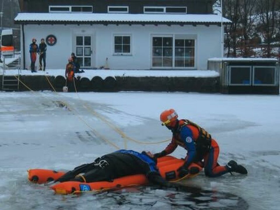 Vorsicht beim Betreten der Eisflächen